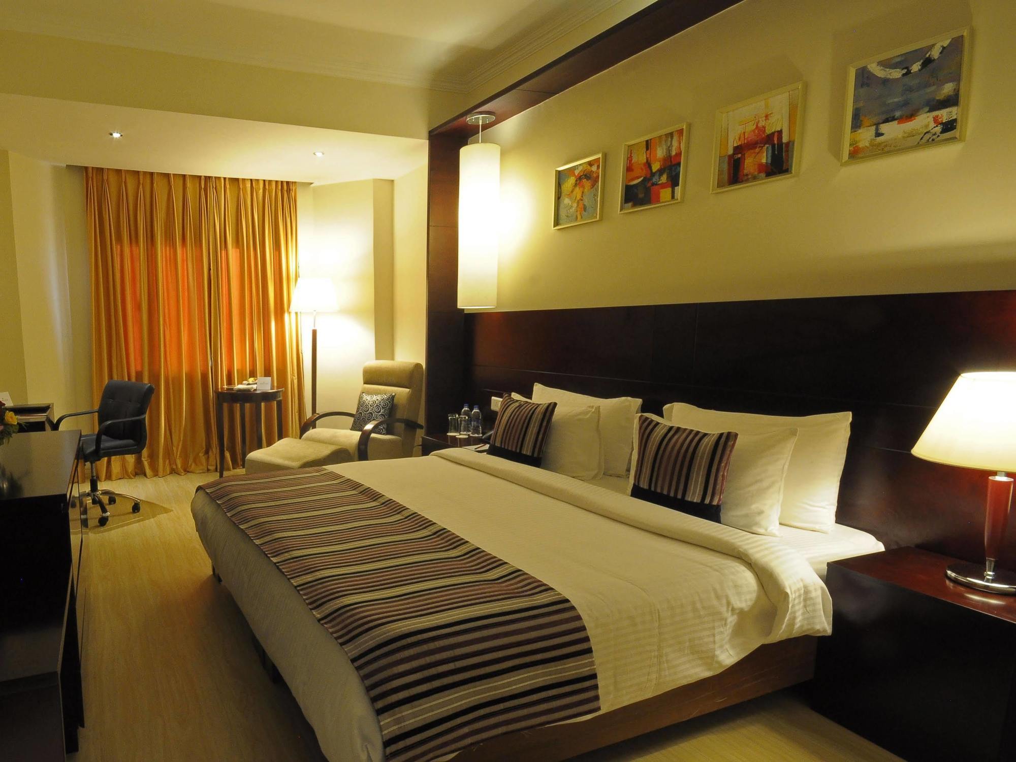 Golden Tulip Udaipur Hotel Exterior photo